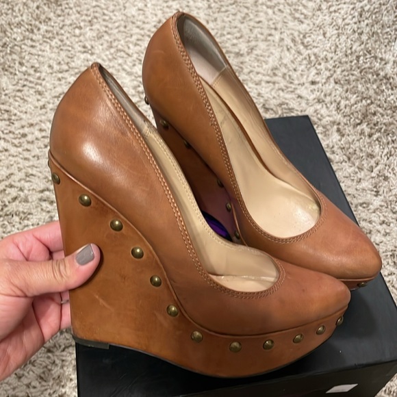 Donald Pliner Tan/Cognac Soft Leather Wedge w Studs…. Size 7 - Picture 2 of 6